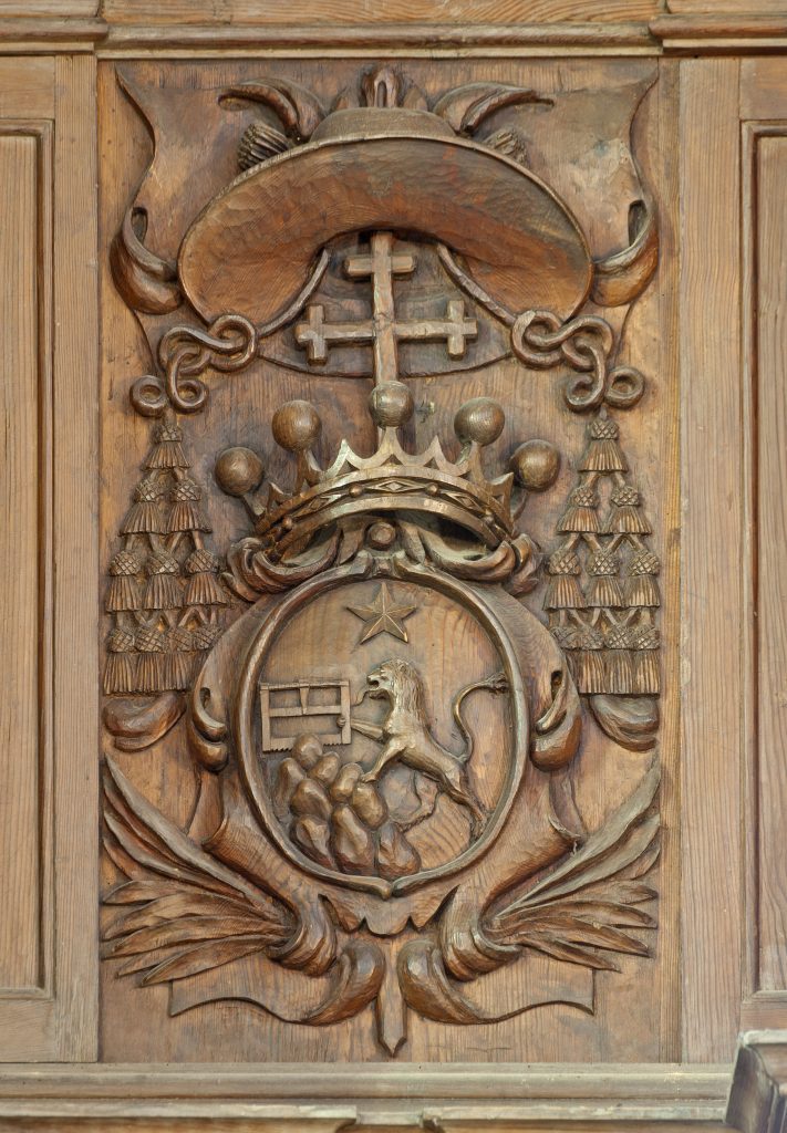 Les armoiries de Monseigneur Serroni, sur le buffet d'orgue de La Chaise-Dieu.