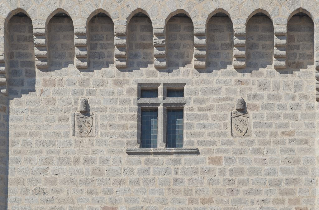 Les armes sur la tour Clémentine, à La Chaise-Dieu.