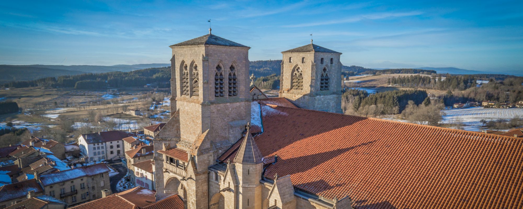 L'abbatiale et ses deux clochers