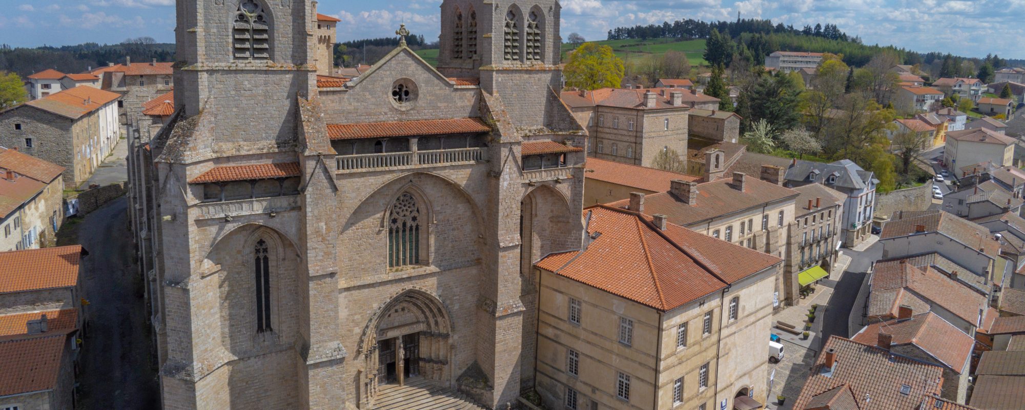 La façade de l'Abbatiale Saint-Robert