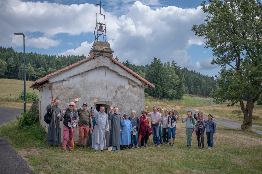 Rassemblement des marcheurs devant la chapelle d'Arfeuilles